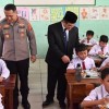 Pj Bupati Kuningan saat meninjau Program Makan Bergizi Gratis.